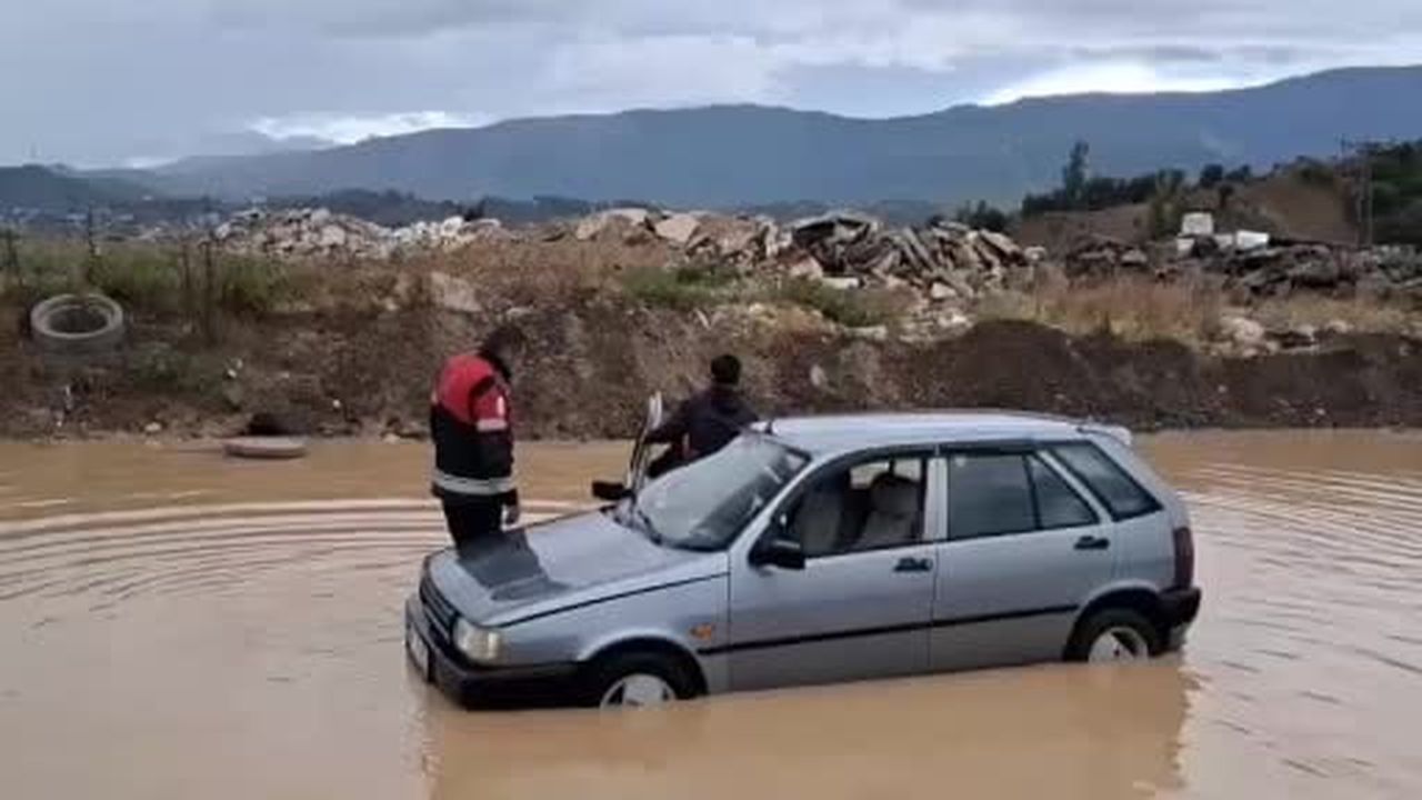 İtfaiyeci, göle dönen yolda mahsur kalan çocuğu böyle kurtardı