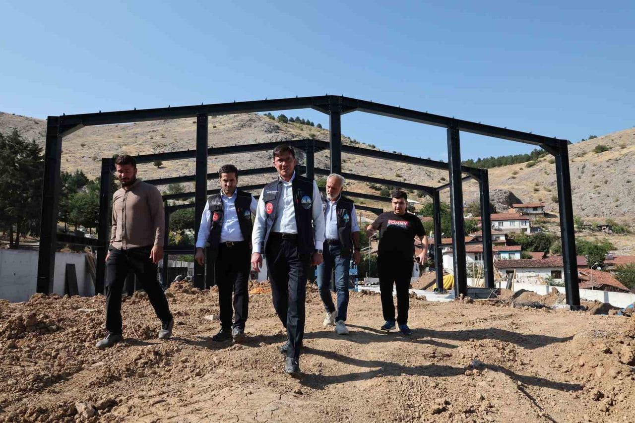TOKAT BELEDİYE BAŞKANI MEHMET KEMAL YAZICIOĞLU, ERENLER MAHALLESİ’NDE YAPIMI SÜREN İKİNCİ İTFAİYE...