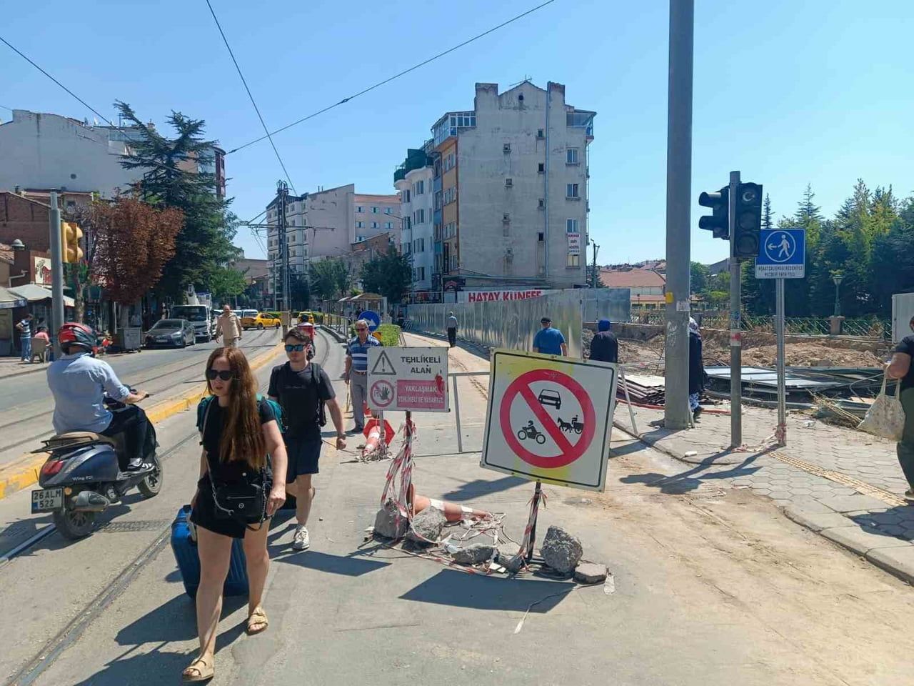 SKİŞEHİR SİVRİHİSAR CADDESİ'NDE YAYA KALDIRIMINI KAPATAN İNŞAAT PARAVANLARI NEDENİYLE YAŞANAN...