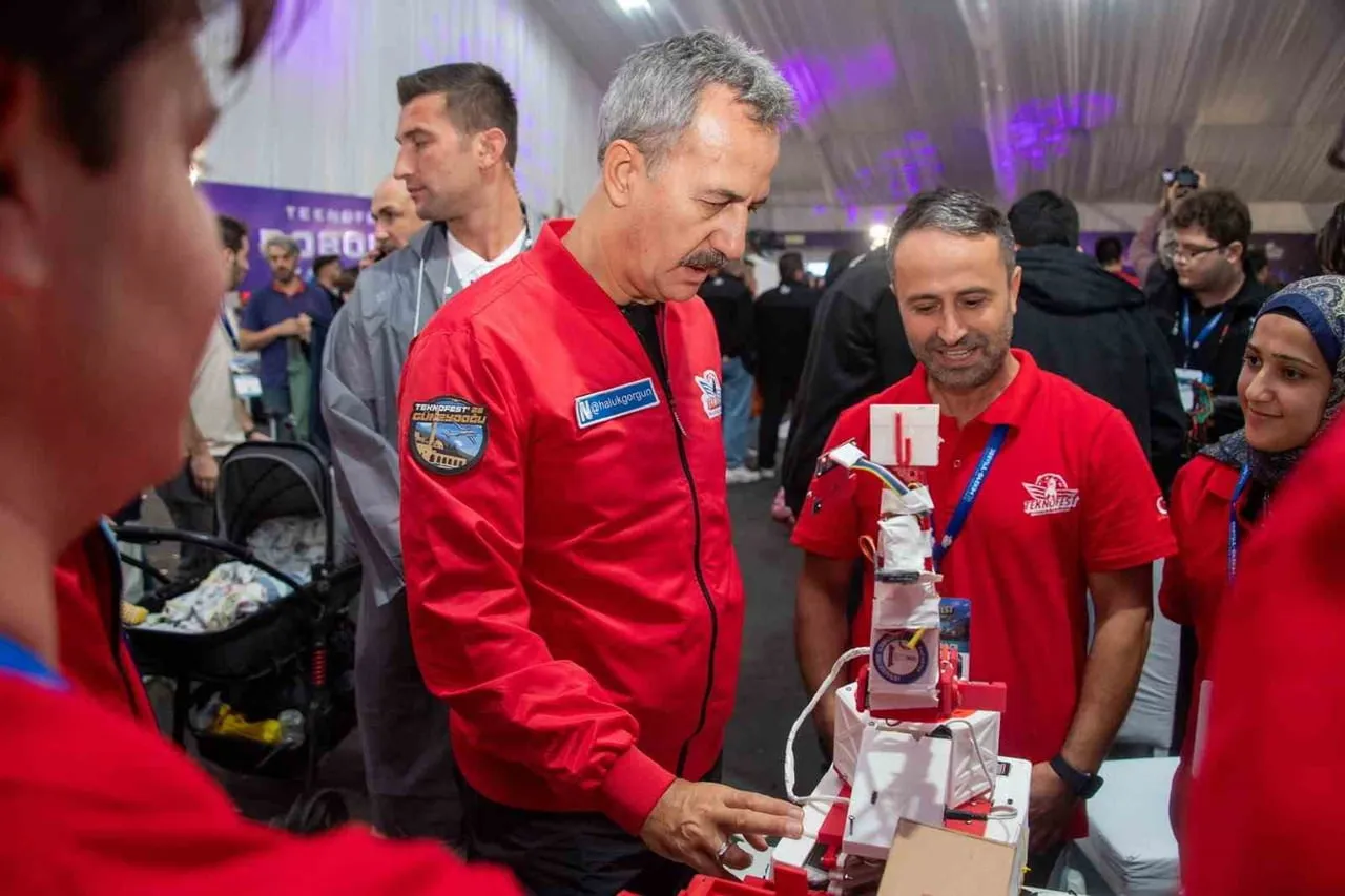 SAVUNMA SANAYİİ BAŞKANI HALUK GÖRGÜN, "ROBOTLARIYLA, DRONLARIYLA GELECEĞE UZANAN GENÇ MÜHENDİS...
