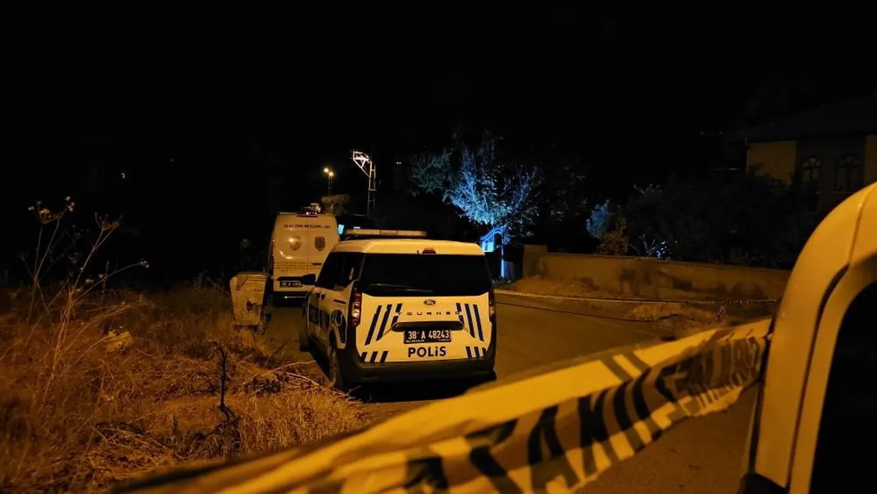 KAYSERİ’NİN HACILAR İLÇESİNDE ALACAK VERECEK MESELESİNDEN DOLAYI YAŞLI ÇİFTE EVLERİNİN ÖNÜNDE PUSU...