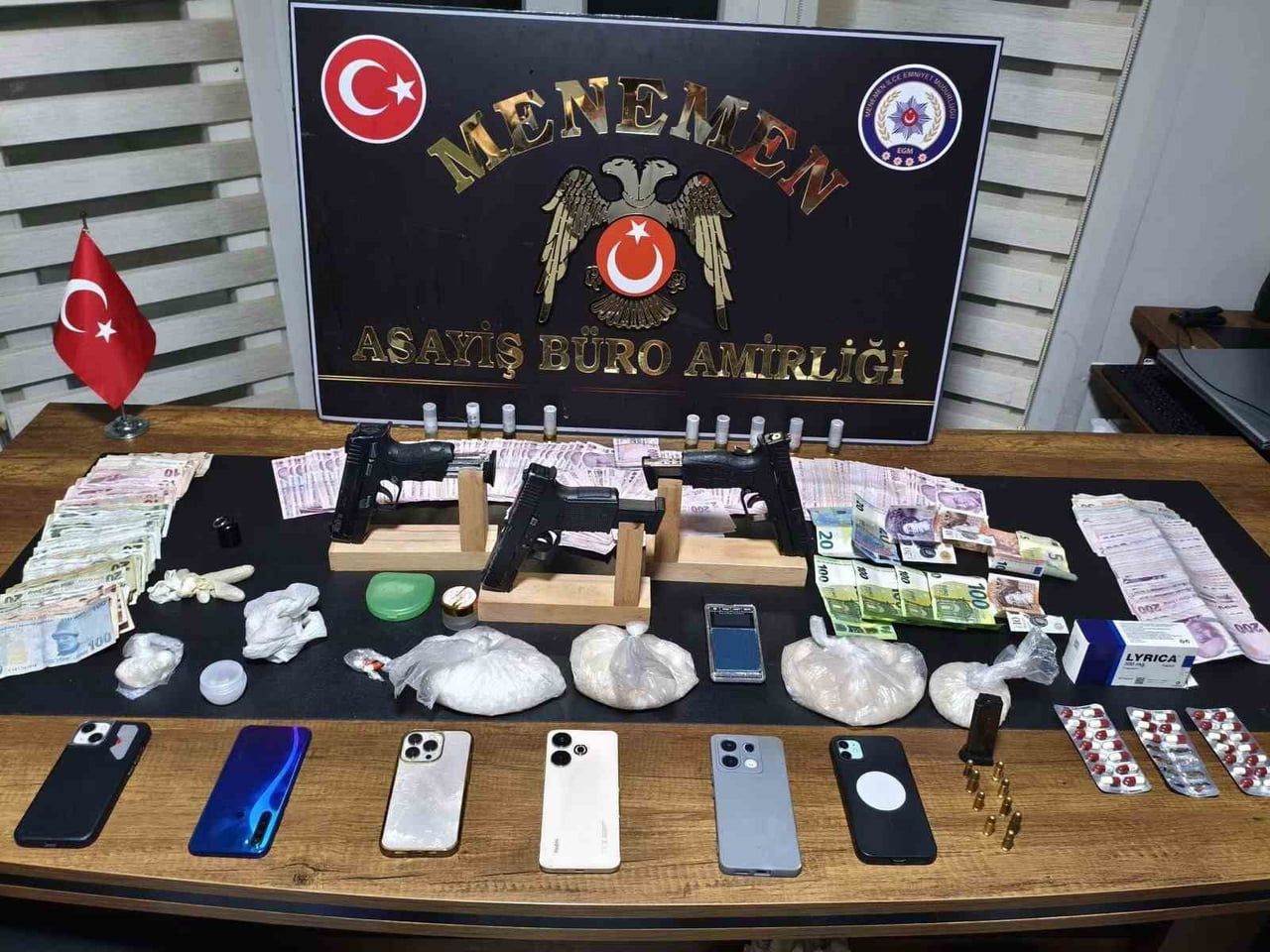 İZMİR’İN MENEMEN İLÇESİNDE POLİSİN DÜZENLEDİĞİ OPERASYONDA ÇOK MİKTARDA METAMFETAMİN, RUHSATSIZ...