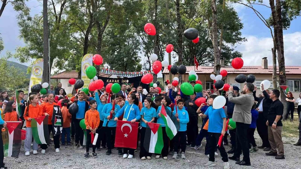 KAVAK’TA GAZZELİ ÇOCUKLAR İÇİN GÖKYÜZÜNE UMUT UÇURULDU