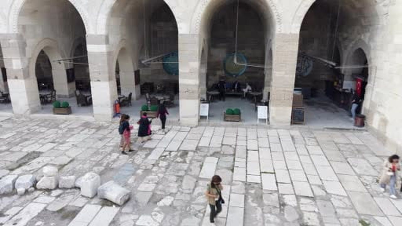 800 yıllık kervansaray yerli ve yabancı turistlerin ilgi odağı