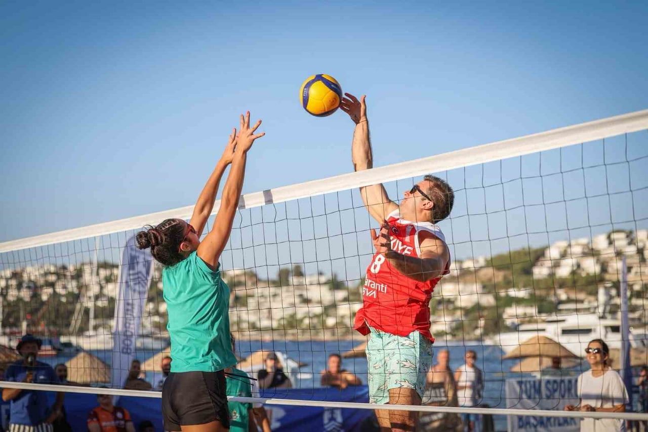 BODRUM BELEDİYESİ TARAFINDAN BU YIL İKİNCİSİ DÜZENLENEN PLAJ VOLEYBOLU ŞENLİĞİ, GÜNDOĞAN HALK...