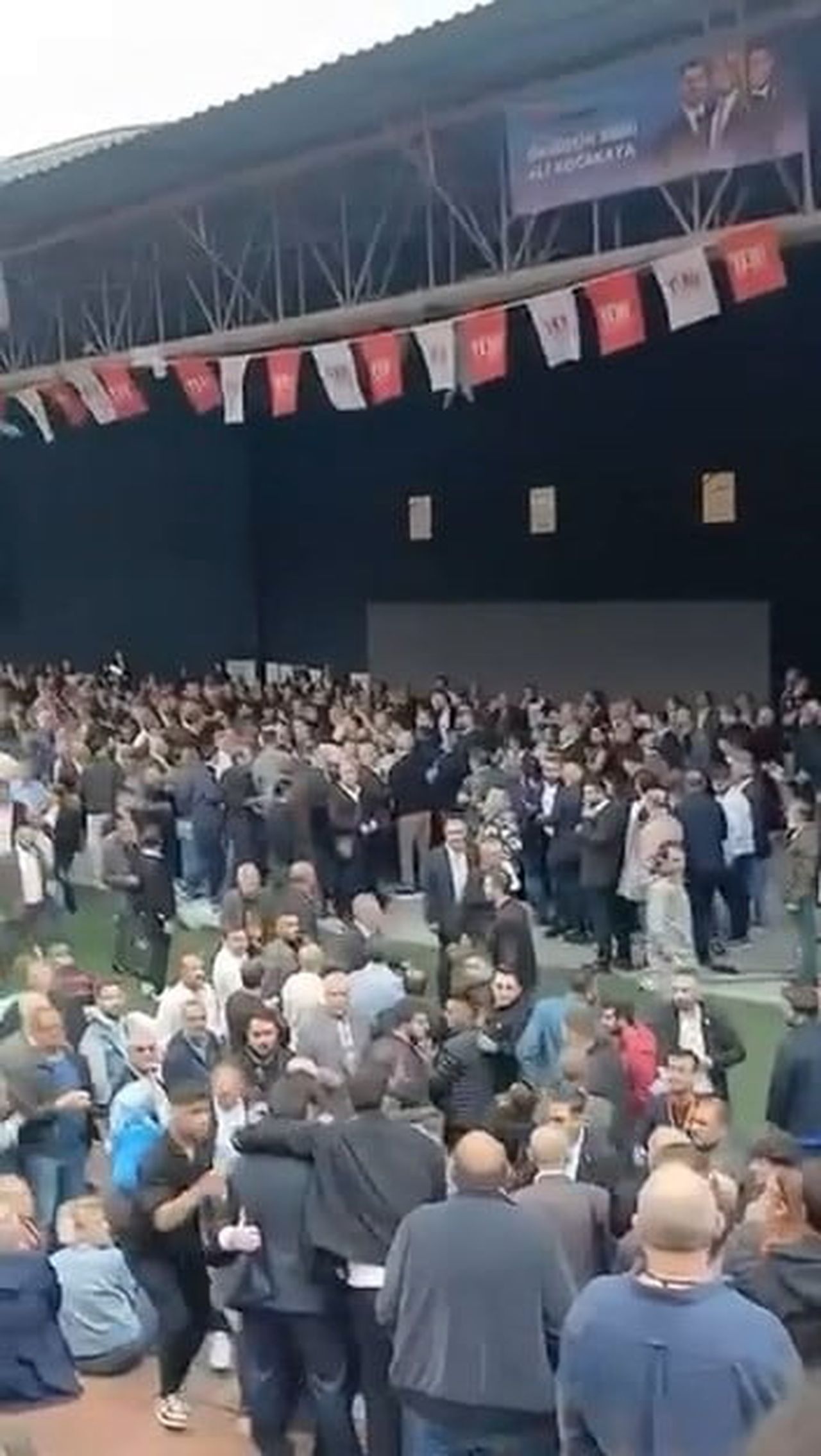 YENİ PARTİ ESENYURT İLÇE KONGRESİ'NDE PARTİLİLER ARASINDA GERGİNLİK ÇIKTI.