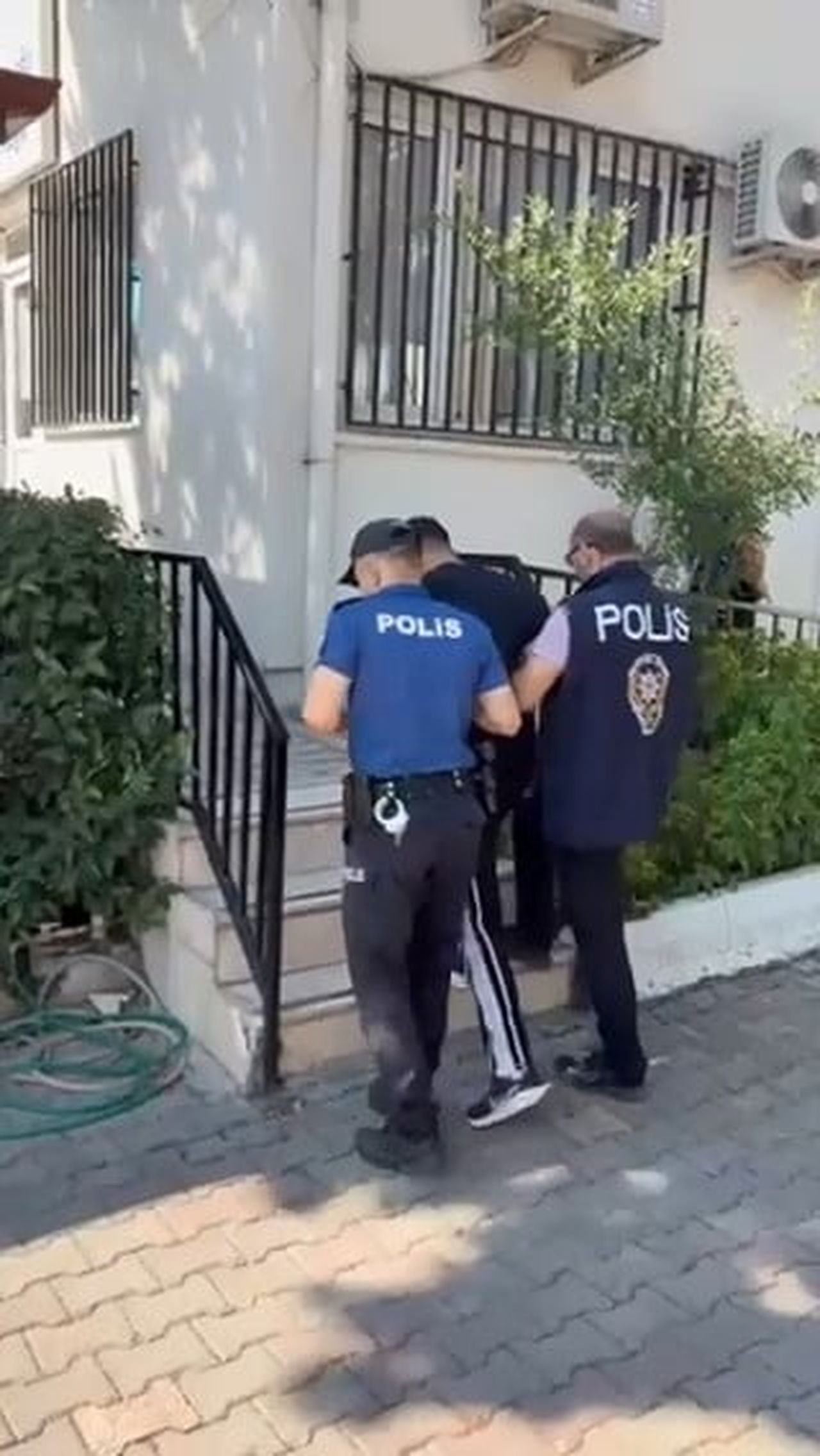 BURSA’NIN İZNİK İLÇESİNDE POLİS EKİPLERİNCE ARANAN ŞAHISLARA YÖNELİK GERÇEKLEŞTİRİLEN...