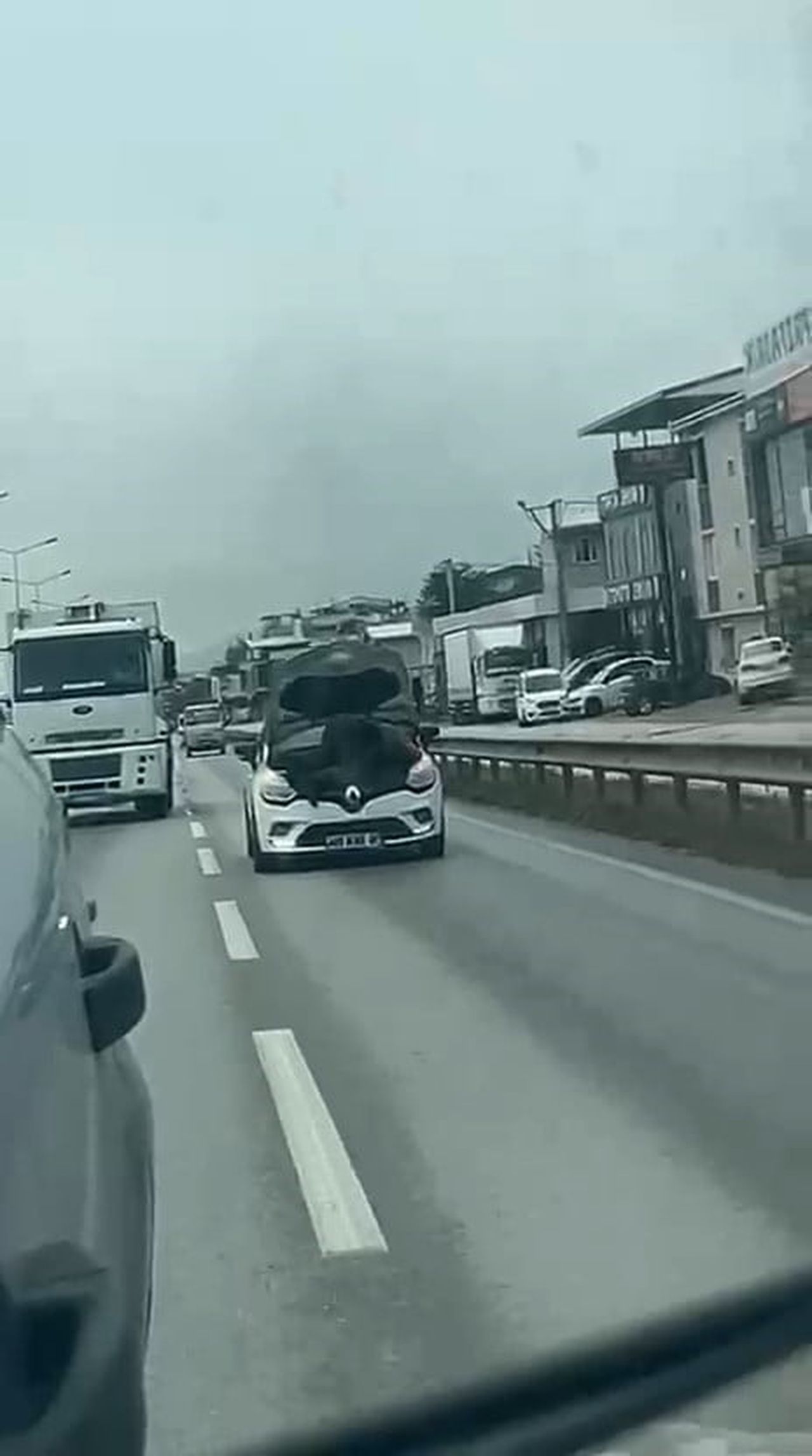 BURSA’DA BİR TAMİRCİNİN, SEYİR HALİNDEKİ OTOMOBİLİN KAPUTUNU AÇARAK ARAÇ ÜZERİNDE TAMİRAT YAPMASI...