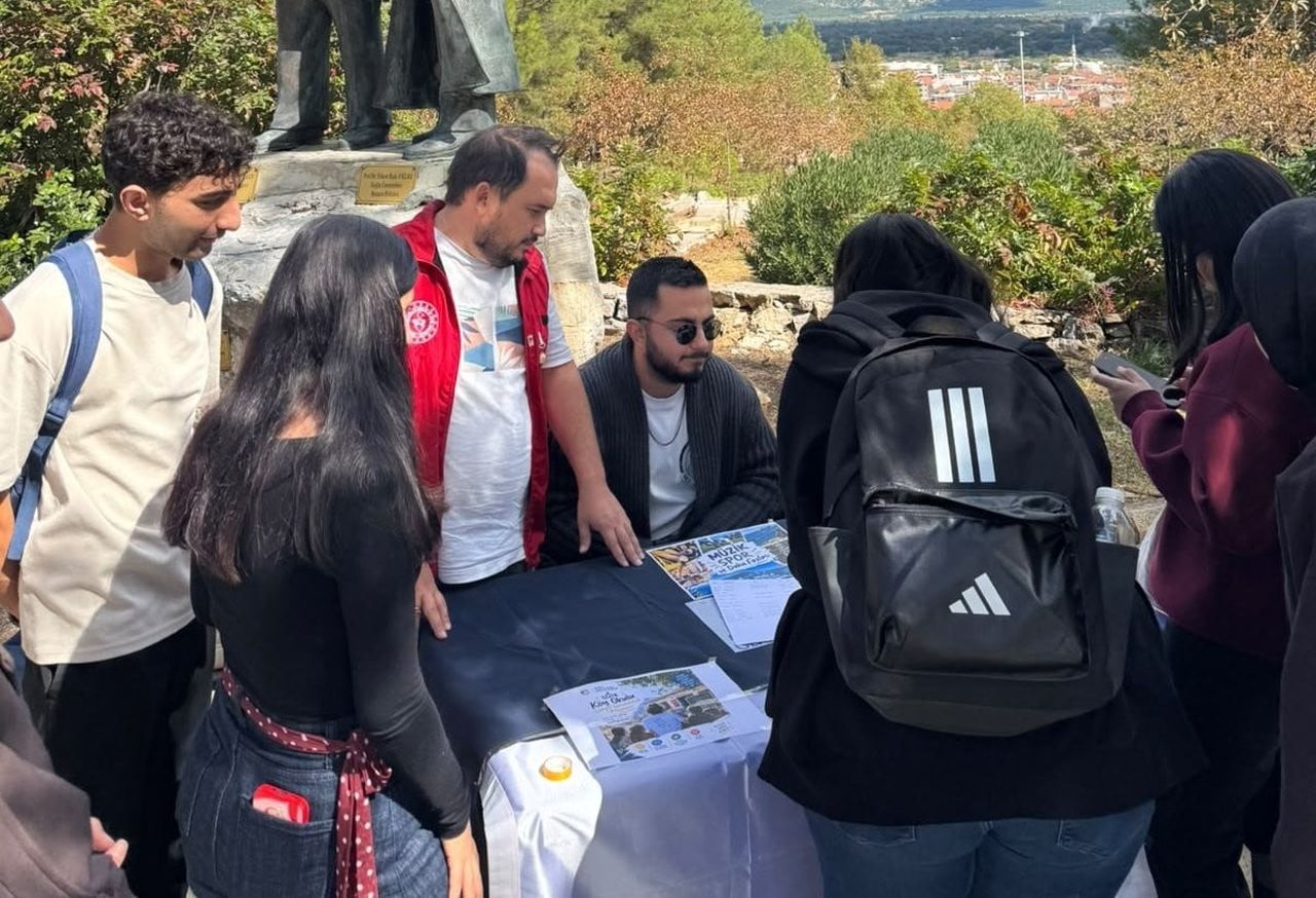 KAMPÜSTE GENÇLERE GENÇLİK FIRSATLARI TANITILDI