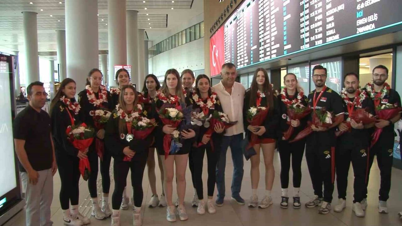 ŞİLİ’DE DÜZENLENEN 2026 FIVB U17 KIZLAR DÜNYA ŞAMPİYONASI’NDA İKİNCİ OLAN TÜRKİYE U17 KIZ VOLEYBOL...