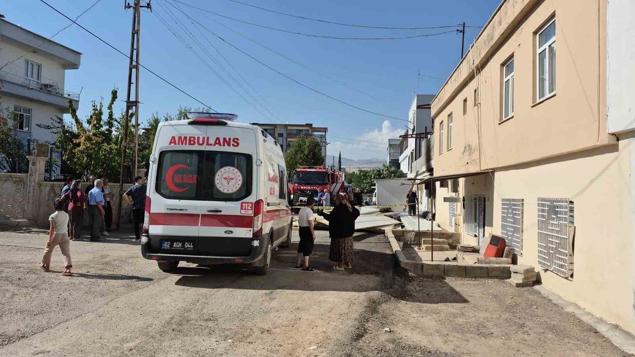 ADIYAMAN’DA BİR EVDE DEMİR KAYNAK ÇALIŞMASI SIRASINDA ÇIKAN KIVILCIMLARIN KAĞIT PARÇALARINI...