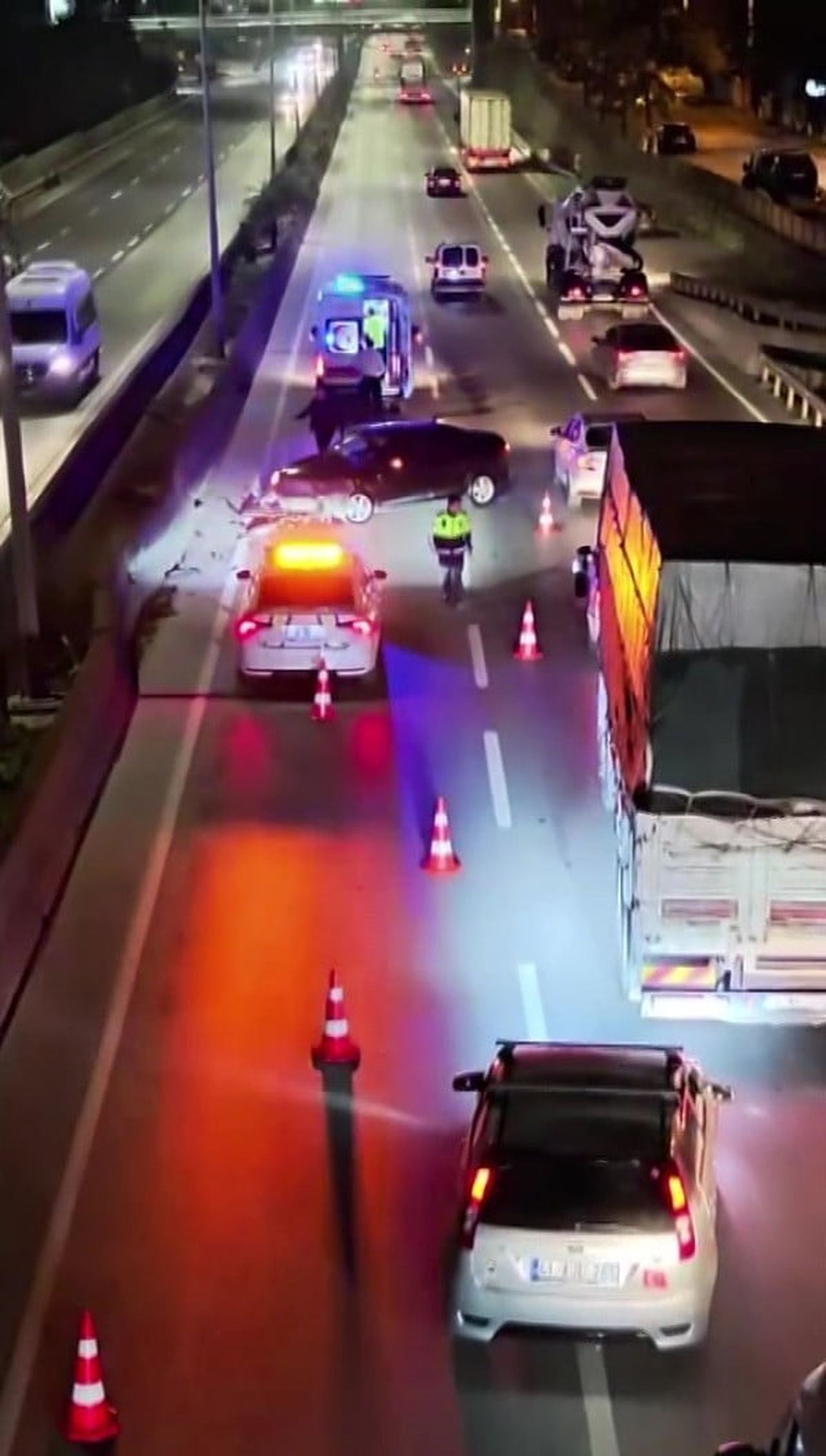 KOCAELİ D-100 KARAYOLU'NDA KONTROLDEN ÇIKAN TIR ORTA REFÜJE ÇARPTI, DORSESİNDEKİ EŞYALAR YOLA...