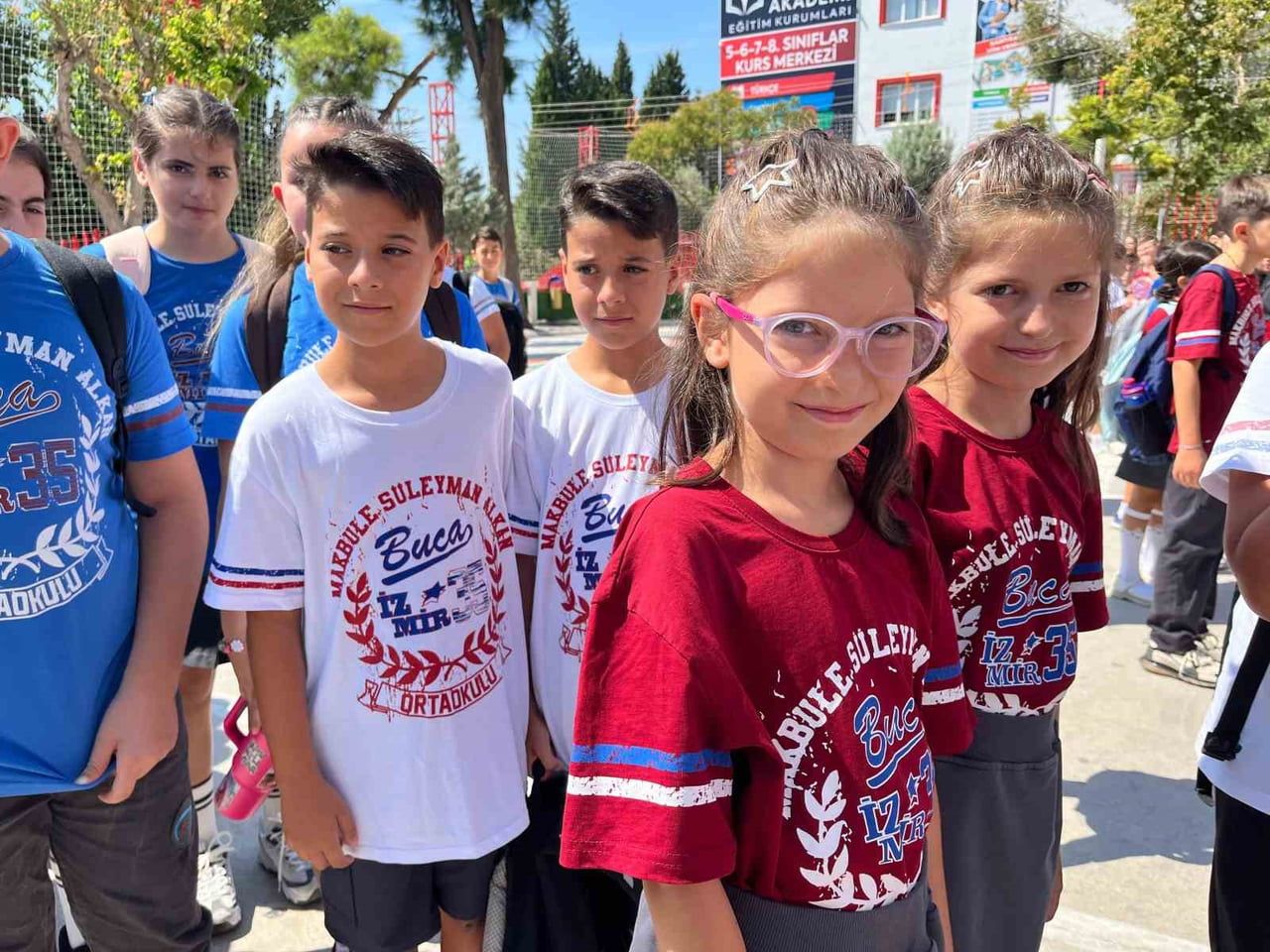 İZMİR'İN BUCA İLÇESİNDE 'İKİZLER OKULU' OLARAK BİLİNEN VE BUGÜNE KADAR 212 İKİZİN MEZUN OLDUĞU...