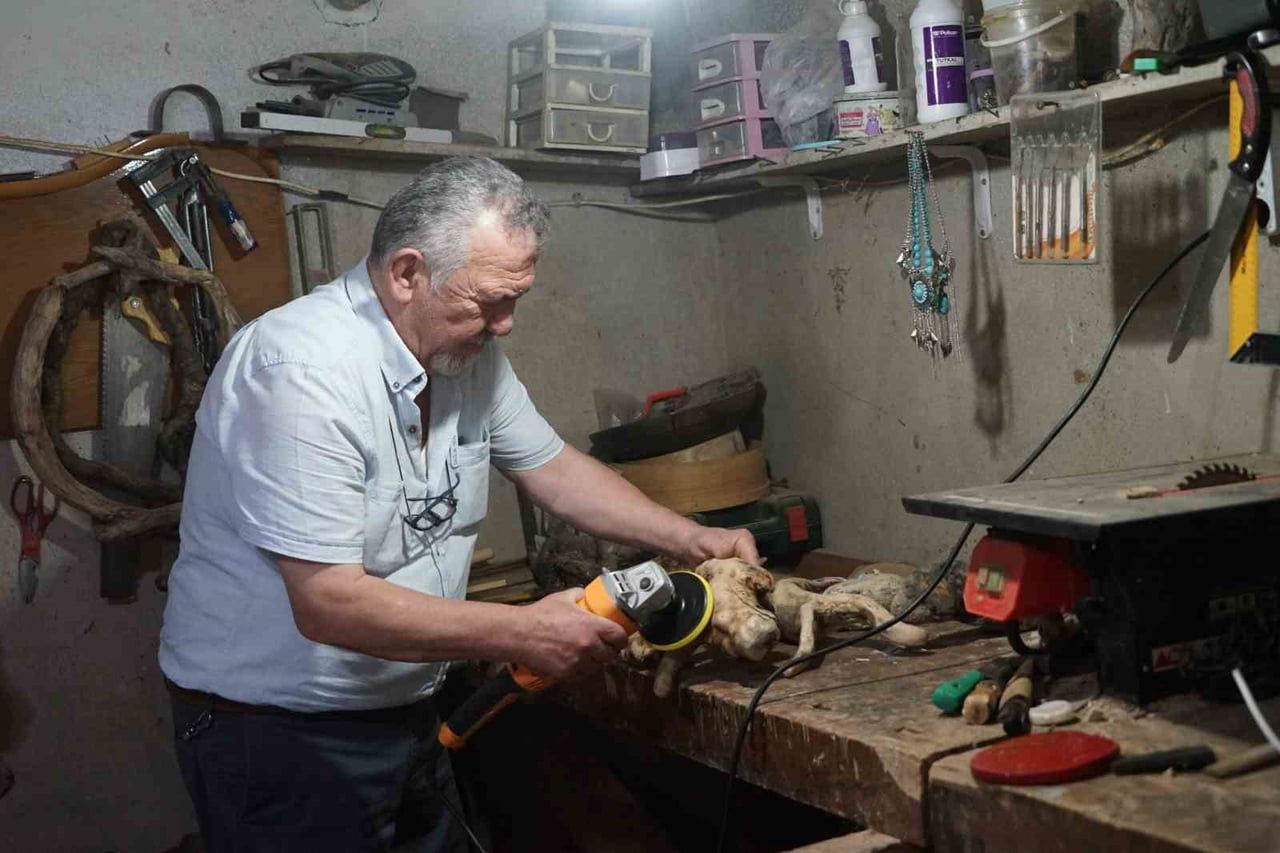 KASTAMONU’DA YAŞAYAN AHMET ÇELİK, EMEKLİ OLDUKTAN SONRA EVİNİN ALTINA KURDUĞU ATÖLYESİNDE ORMANDAN...