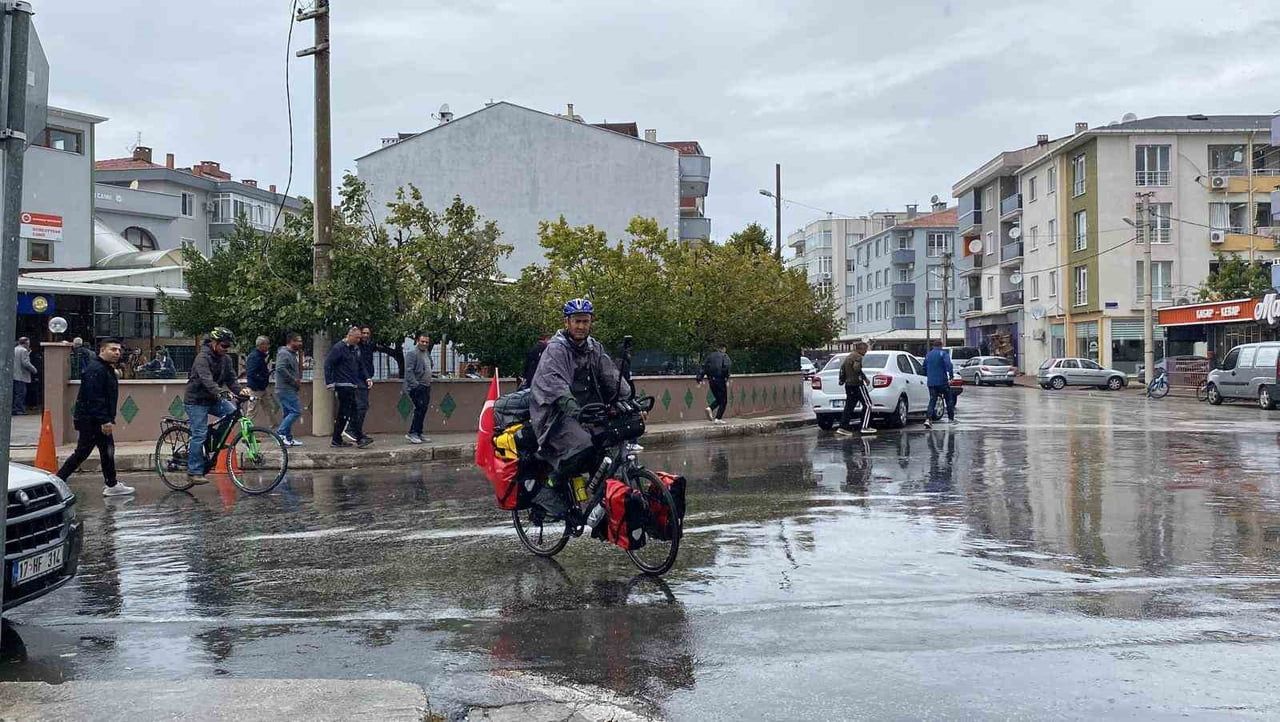 ÇANAKKALE'DE YAŞAYAN 3 ÇOCUK BABASI MURAT TECİMEN UMRE VAZİFESİNİ YERİNE GETİRMEK İÇİN BİSİKLETİ...