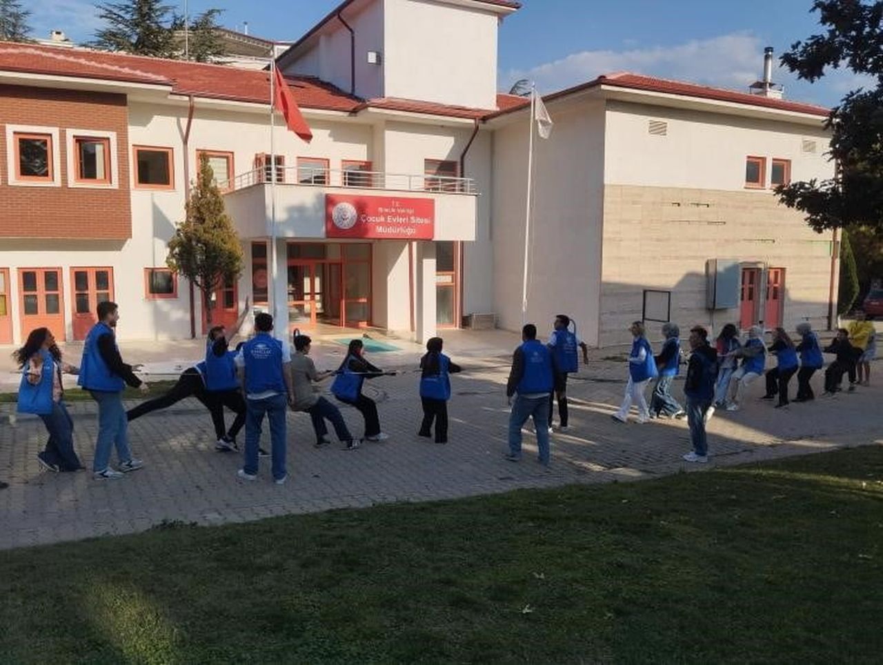 GÖNÜLLÜ GENÇLER ÇOCUK EVLERİNDE KALAN ÇOCUKLARLA BULUŞTU