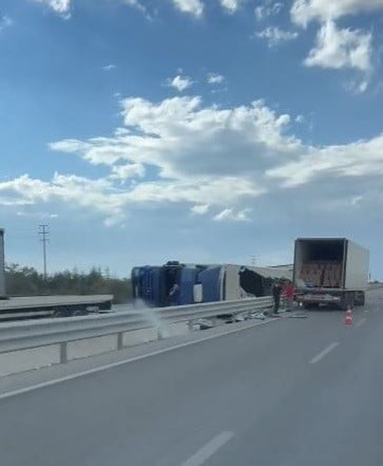 KONYA'DA KONTROLDEN ÇIKAN TIR, REFÜJDEKİ DEMİR BARİYERLERE ÇARPIP DEVRİLDİ