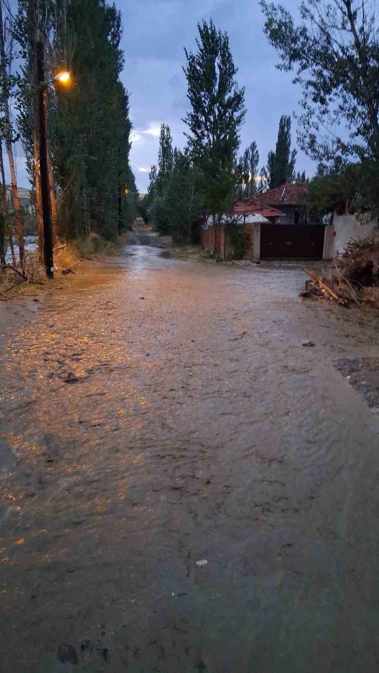 ÇORUM'UN BOĞAZKALE İLÇESİNDE ETKİLİ OLAN KUVVETLİ SAĞANAK YAĞIŞ SEBEBİYLE YOLLAR SULAR ALTINDA...