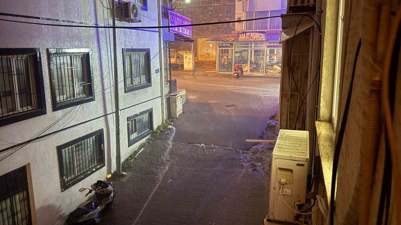 Gece bastıran fırtına Kuşadası'nda cadde ve sokakları su altında bıraktı