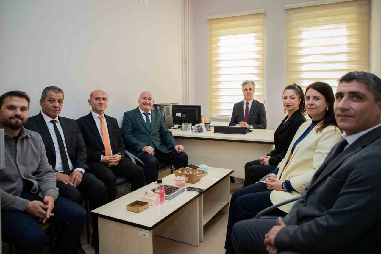 EBYÜ REKTÖRÜ KUYRUKLUYILDIZ'DAN DOÇENT UNVANI ALAN AKADEMİSYENLERE ZİYARET