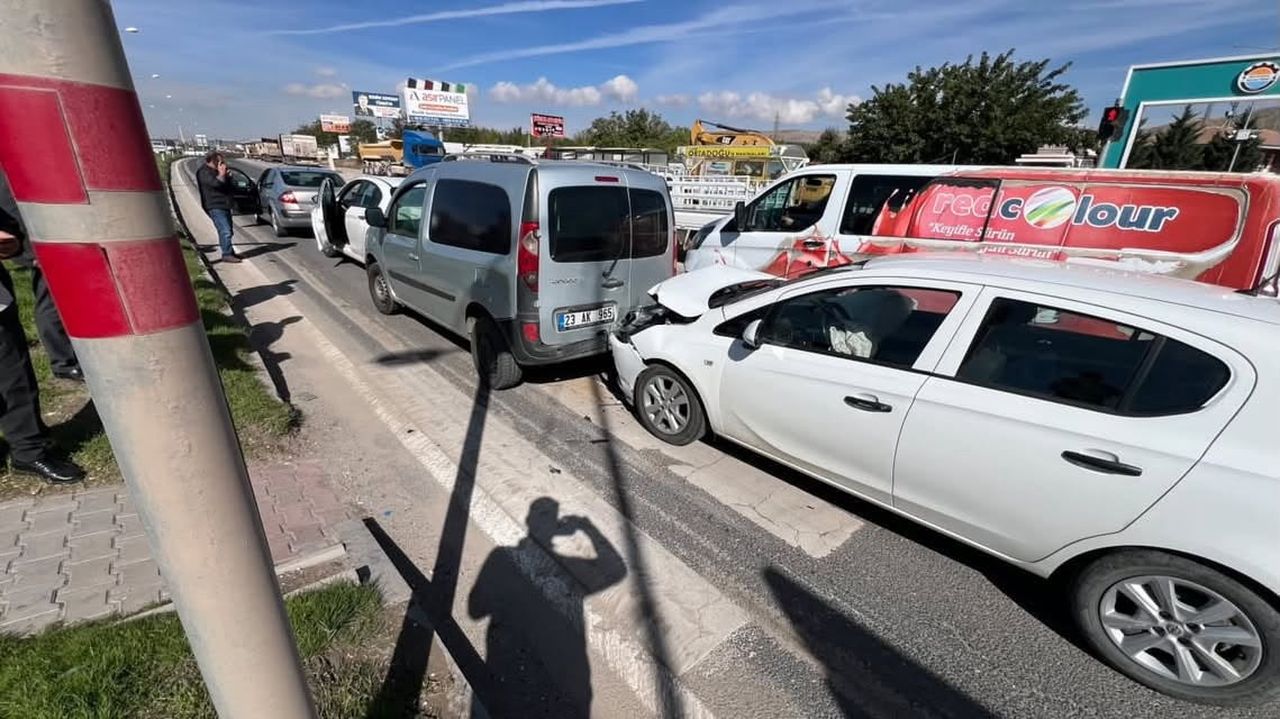 ELAZIĞ’DA 4 ARACIN KARIŞTIĞI ZİNCİRLEME TRAFİK KAZASINDA MADDİ HASAR MEYDANA GELDİ