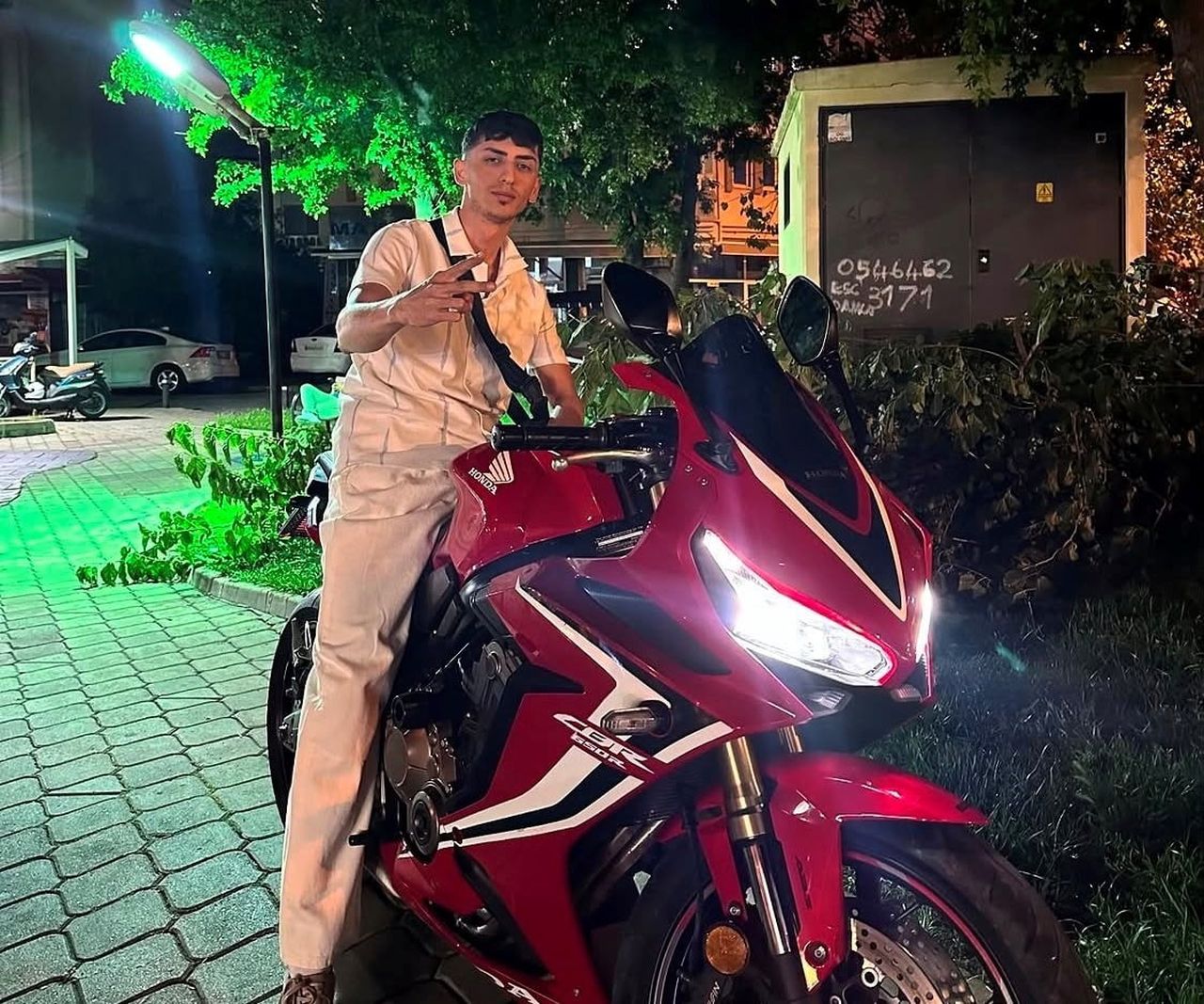 MOTOSİKLET SÜRÜCÜSÜ BURAK CAN ZARARSIZ (24) OLAY YERİNDE HAYATINI KAYBETTİ