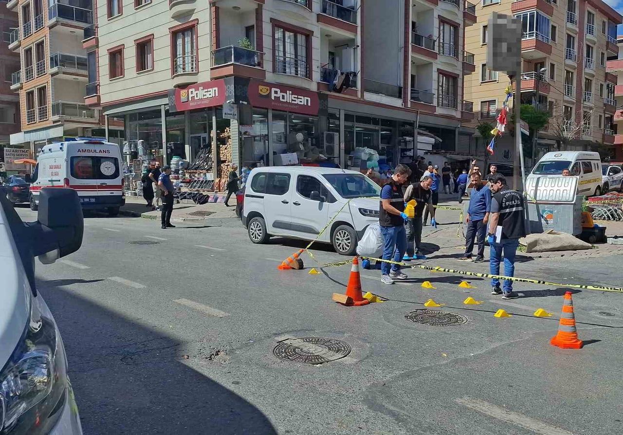 SANCAKTEPE'DE OTOMOBİLİYLE SEYİR HALİNDEYKEN HENÜZ KİMLİĞİ BELİRSİZ KİŞİ YA DA KİŞİLERCE KURŞUN...
