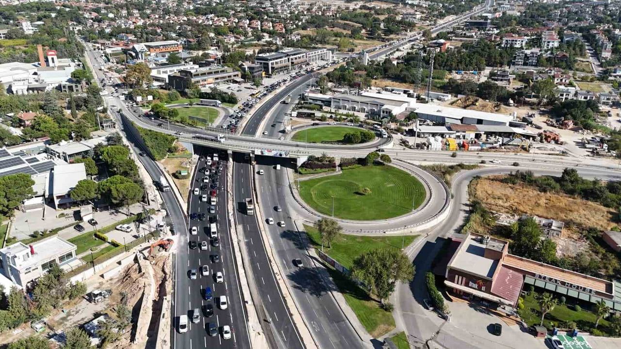 BURSA’DA YAPIMI BİR YILI AŞKIN SÜREDİR DEVAM EDEN MUDANYA YOLU ÜZERİNDEKİ YENİ GEÇİT KÖPRÜSÜ...