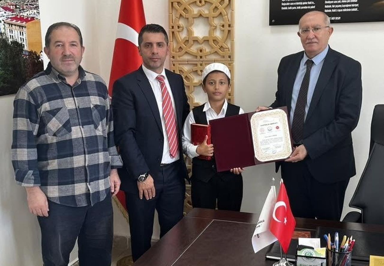 BAYBURT’TA ÖRGÜN EĞİTİMLE BİRLİKTE HAFIZLIK PROGRAMI 154’ÜNCÜ MEZUNUNU VERDİ