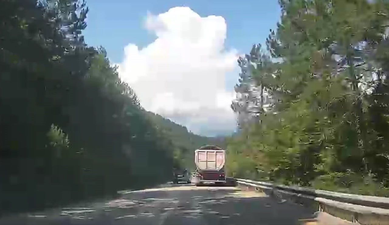KARABÜK-YENİCE VE KARABÜK-BARTIN KARA YOLLARINDA BAZI SÜRÜCÜLERİN YAPTIĞI HATALI SOLLAMALAR, HEM...