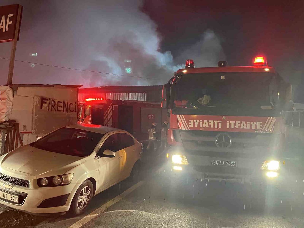 ESENYURT’TA TEK KATLI TEKSTİL ÜZERİNE İŞ YERİNDE YANGIN ÇIKTI. YANGIN İTFAİYE EKİPLERİNCE...