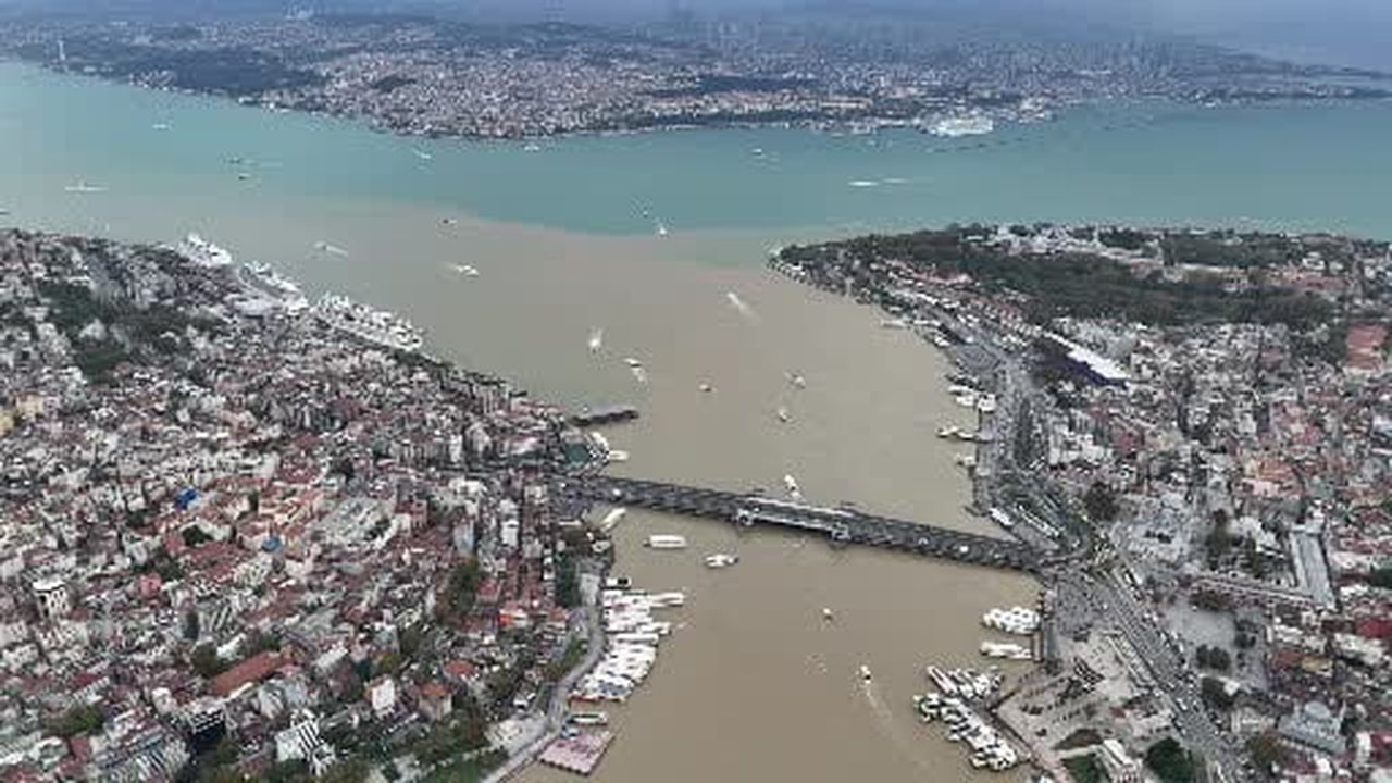 Çamura bulunan Haliç Boğaz'a böyle aktı