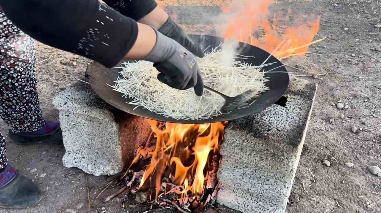 AĞRI MERKEZE BAĞLI YAZILI KÖYÜNDE KIŞ HAZIRLIKLARI KAPSAMINDA ERİŞTE MESAİSİ BAŞLADI. KÖY...