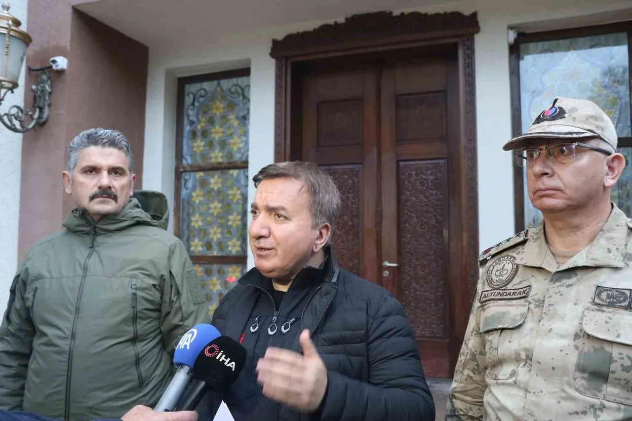ERZİNCAN-ERZURUM KARA YOLUNUN 56. KİLOMETRESİNDE MEYDANA GELEN HEYELAN NEDENİYLE ULAŞIM ÇİFT YÖNLÜ...