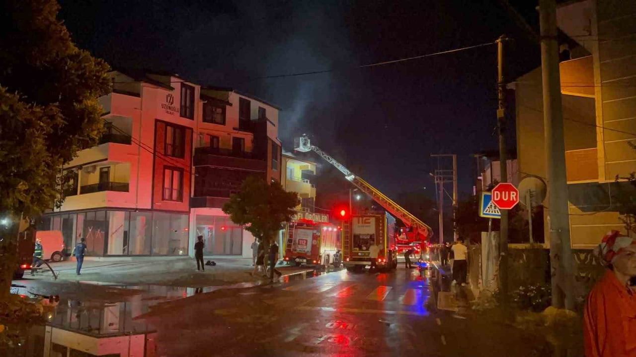 KOCAELİ’NİN KARTEPE İLÇESİNDE BİR ÇARDAKTA BAŞLAYIP 3 KATLI BİNAYA SIÇRAYAN YANGIN İTFAİYE...