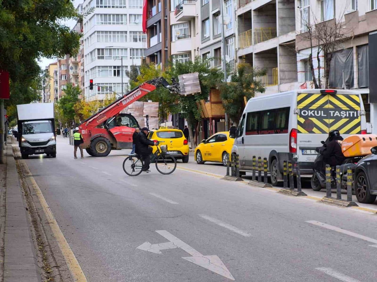ESKİŞEHİR'İN ODUNPAZARI İLÇESİNDE DEVAM EDEN BİR İNŞAAT ÇALIŞMASI, ŞEHİR MERKEZİNDE TRAFİKTE...