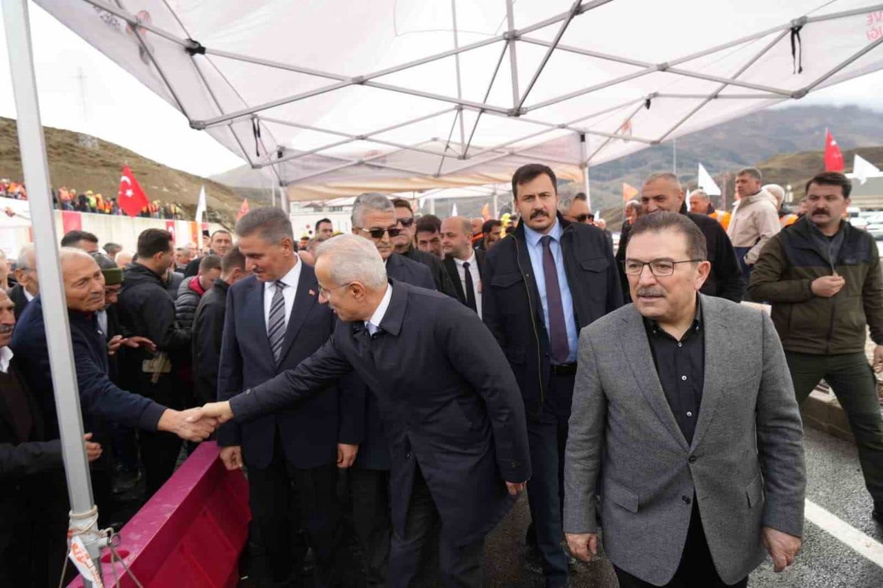BAKAN URALOĞLU, ERZURUM’DA "DALLIKAVAK TÜNELİ VE BAĞLANTI YOLLARI" İLE "DADAŞKENT-YILDIZKENT YENİ...