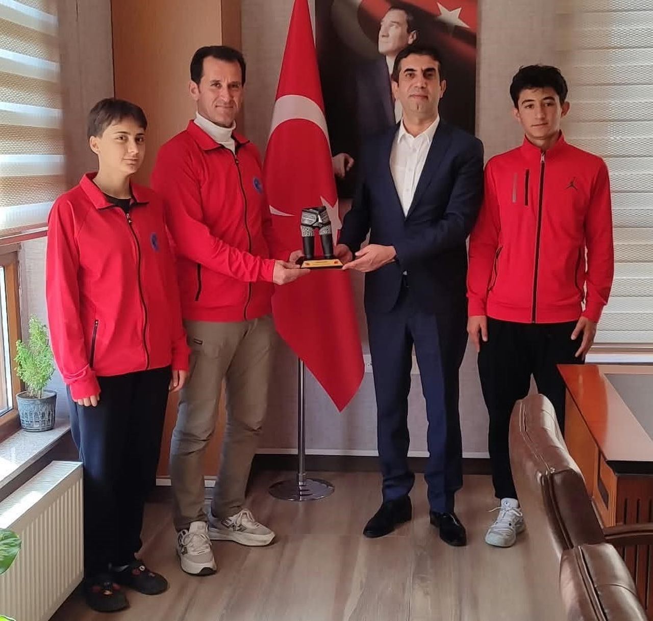 PAZARLAR SPOR LİSESİ SPOR KULÜBÜ’NDEN VALİ YARDIMCISI KAZEZ’E ZİYARET