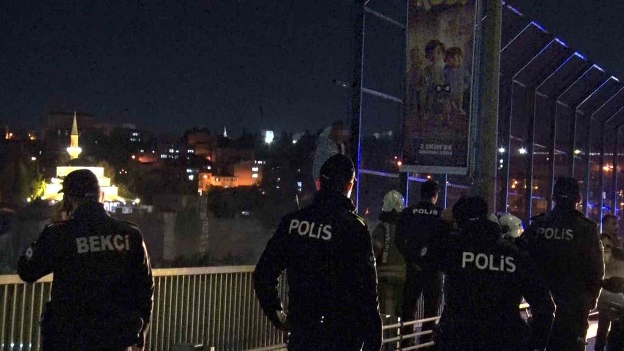 HALİÇ KÖPRÜSÜ’NDE İNTİHAR GİRİŞİMİNDE BULUNAN VE YAKIN ZAMANDA İŞTEN ÇIKARILDIĞI ÖĞRENİLEN ŞAHIS...