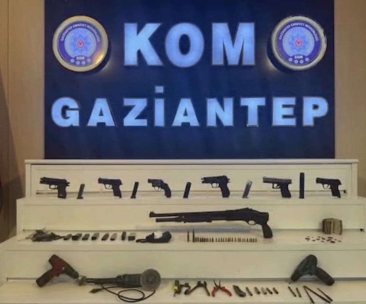 GAZİANTEP'TE YAPILAN OPERASYONDA RUHSATSIZ 7 ADET SİLAH İLE 17 ADET TARİHİ ESER ELE GEÇİRİLDİ, 1...
