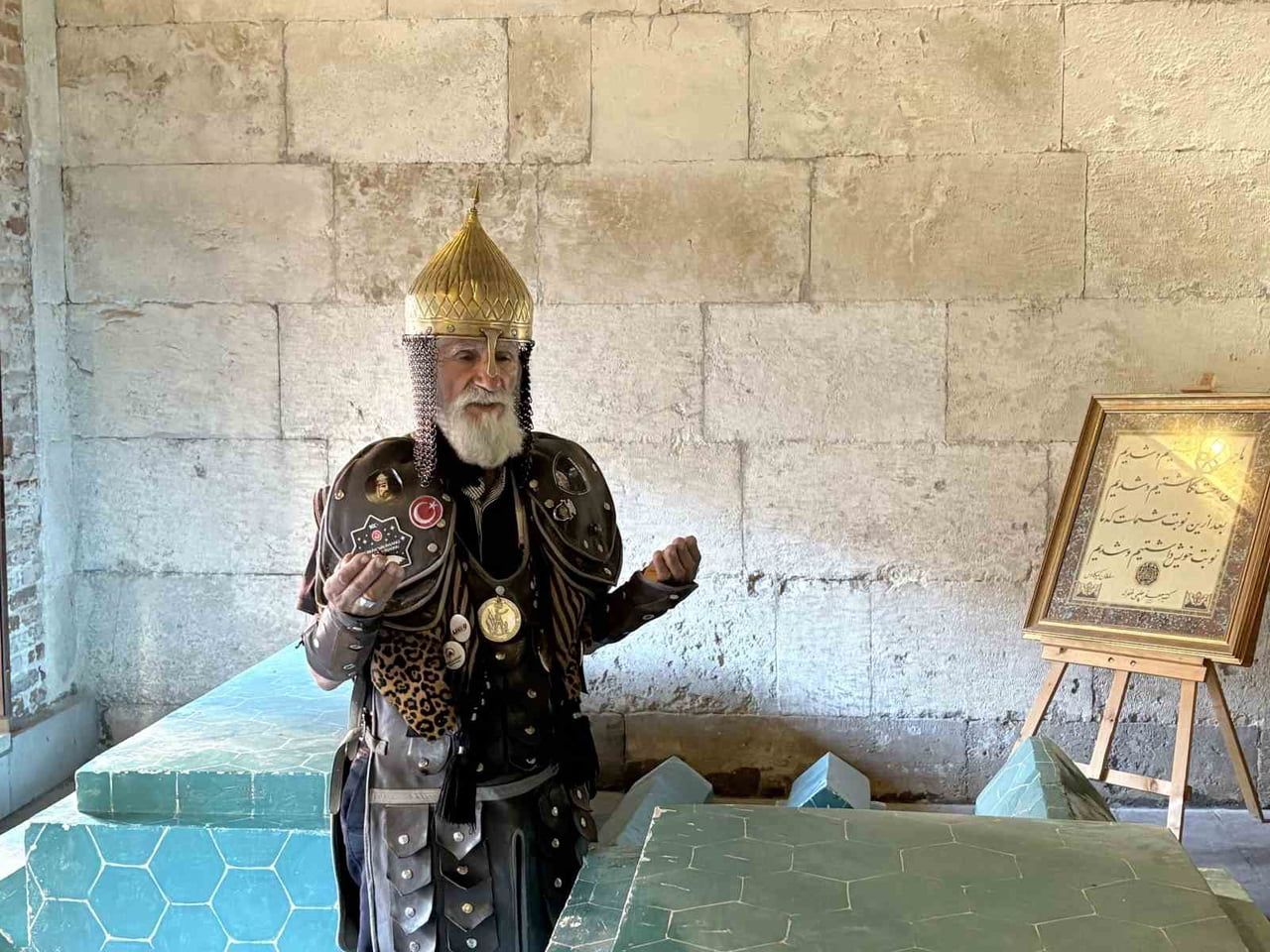 DENİZLİ’DEN YOLA ÇIKAN 72 YAŞINDAKİ HASAN KESKİN, SULTAN ALPARSLAN’I SİMGELEYEN KIYAFETLERİYLE...