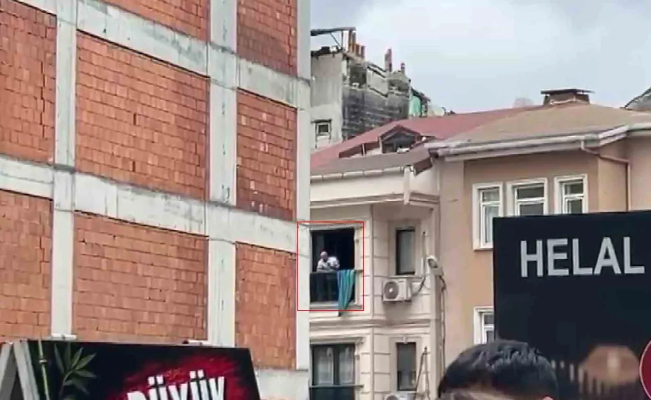FATİH'TE İŞ YERİNE GELEN TAHLİYE KARARINA TEPKİ GÖSTEREN KİRACI, İCRA MEMURLARINA DİRENİP HAVAYA...