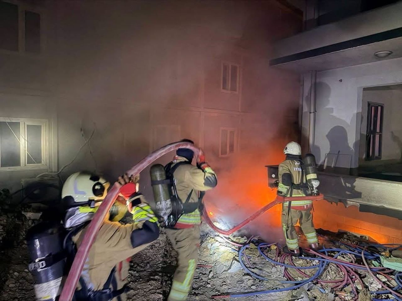 ANTAKYA’DA ÇÖPLÜK ALAN VE ATIL HALDEKİ İNŞAAT MALZEMELERİNDE ÇIKAN YANGIN, İTFAİYE EKİPLERİNİN...