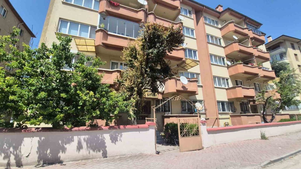 ESKİŞEHİR'DE BİR APARTMANIN 4. KATINDA BULUNAN ÇATI ARASI GEÇİŞ KAPISI, HENÜZ KİMLİĞİ...