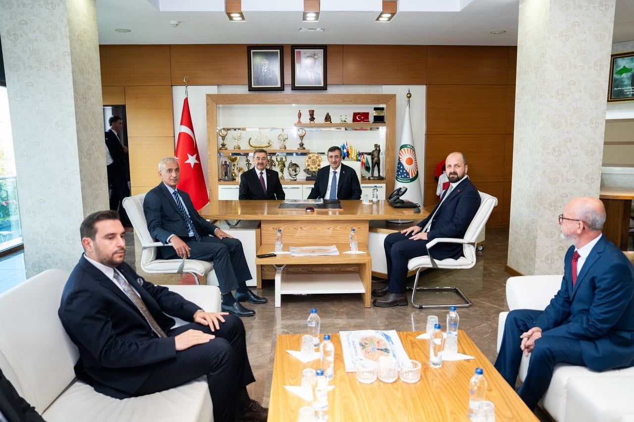 CUMHURBAŞKANI YARDIMCISI CEVDET YILMAZ, GÖLBAŞI BELEDİYE BAŞKANI YAKUP ODABAŞI’NI MAKAMINDA...