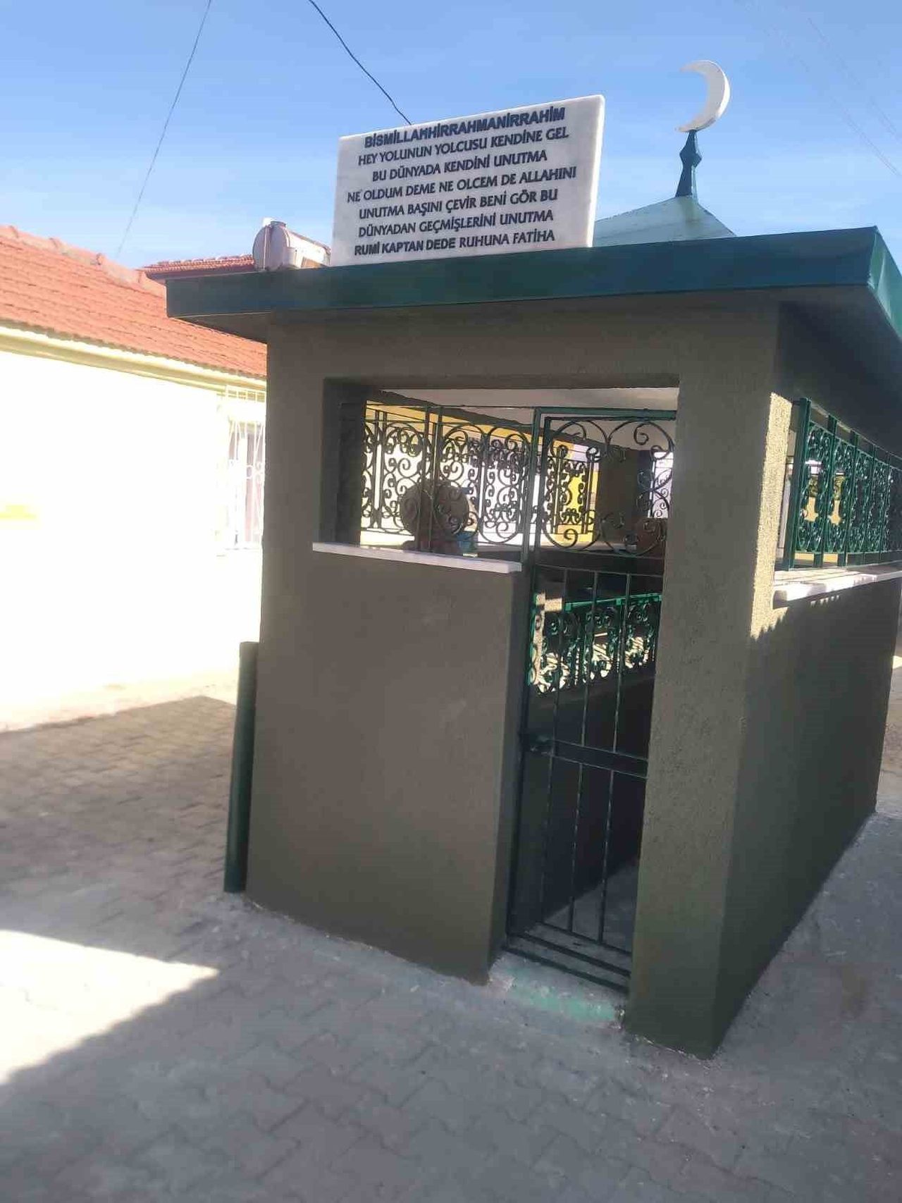 KAPTAN DEDE TÜRBESİ