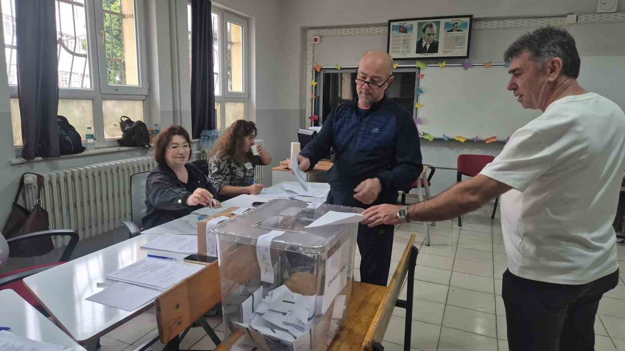 SÜLEYMANPAŞA İLÇESİNDE BULUNAN 50. YIL ORTAOKULU’NDA KURULAN SANDIKTA, SEÇİM İÇİN OY VERME İŞLEMİ...