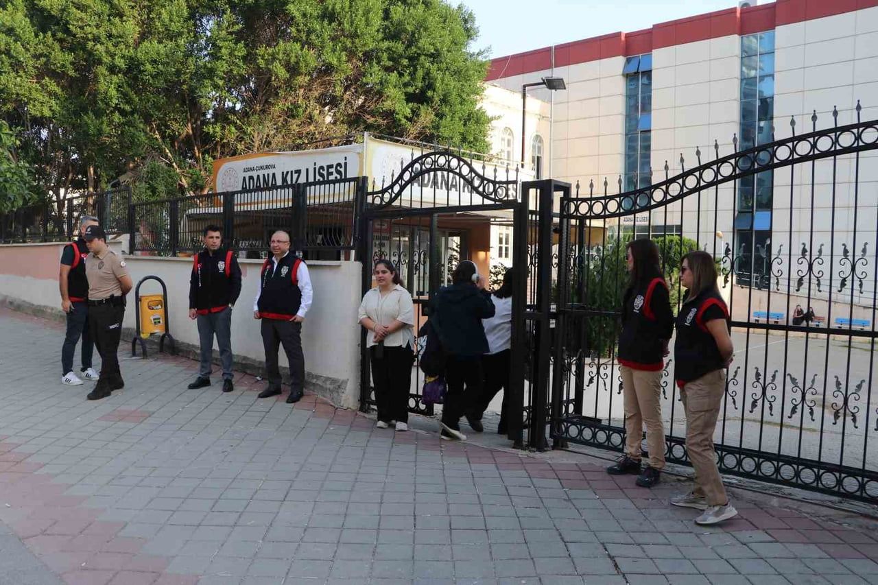 ADANA’DA BİN 104 OKULDA YÜRÜTÜLEN GÜVENLİK VE DENETİM ÇALIŞMALARI KAPSAMINDA OKUL SERVİSLERİ VE...