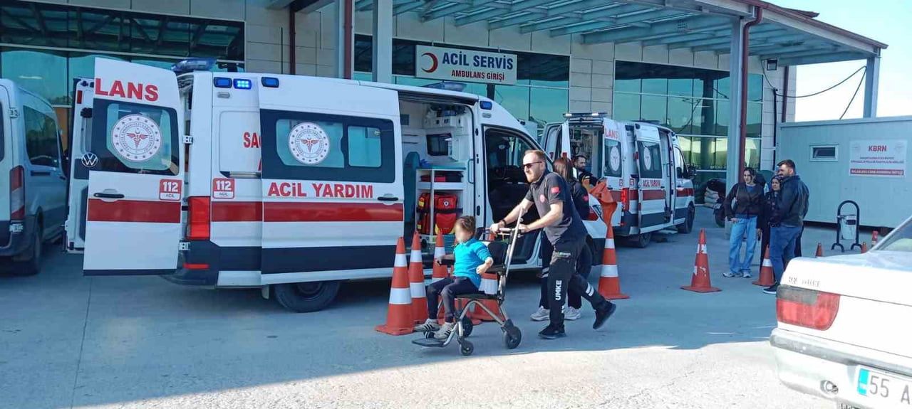 RAHATSIZLANAN 9 ÖĞRENCİ, 'GIDA ZEHİRLENMESİ' ŞÜPHESİYLE HASTANEYE KALDIRILDI.