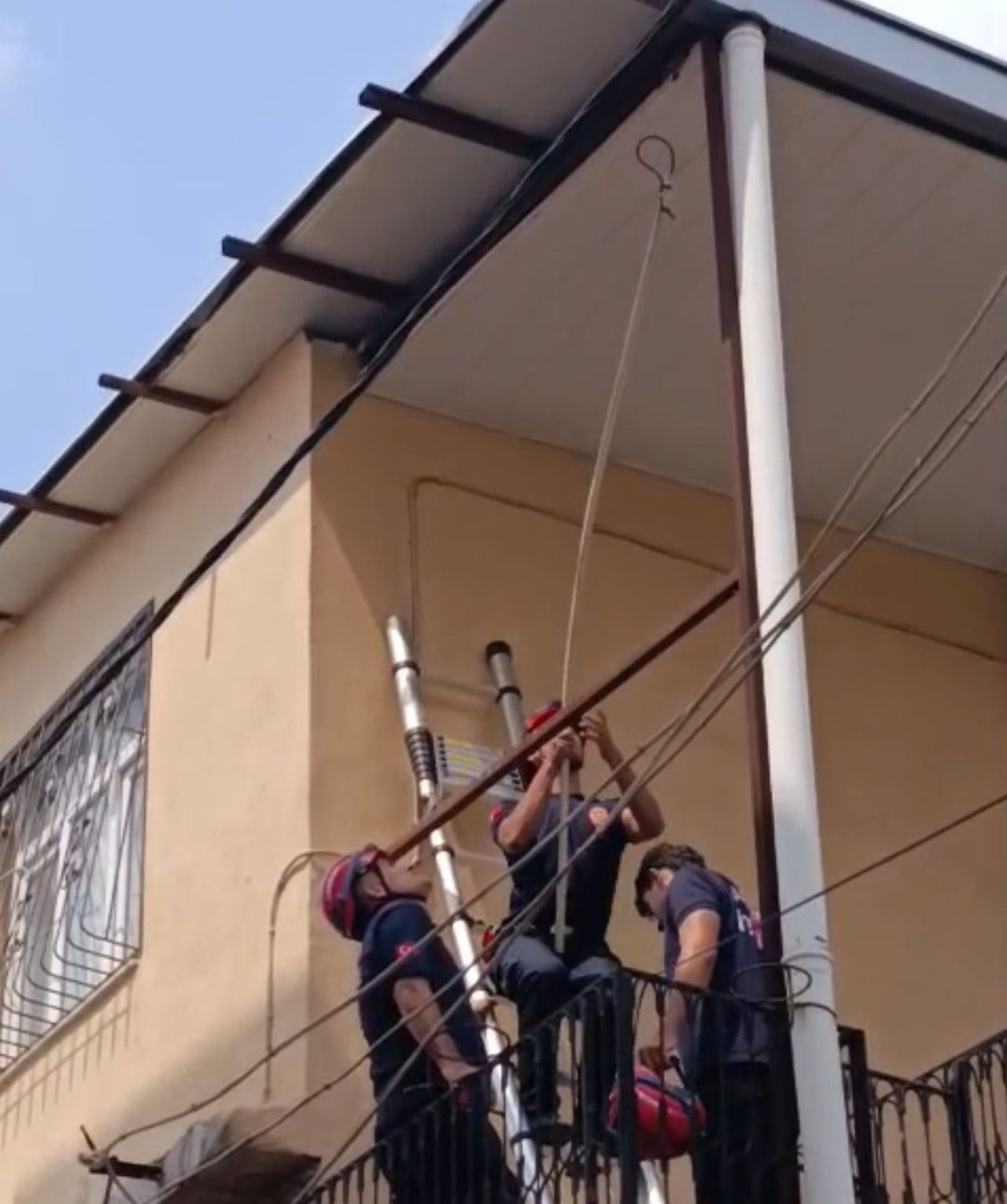 ADANA’NIN MERKEZ YÜREĞİR İLÇESİNDE BİR EVİN TAVAN KISMINA SIKIŞAN GÜVERCİN, İTFAİYE EKİPLERİNİN...